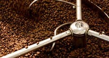 Los granos de café verdes se tuestan para lograr el sabor deseado