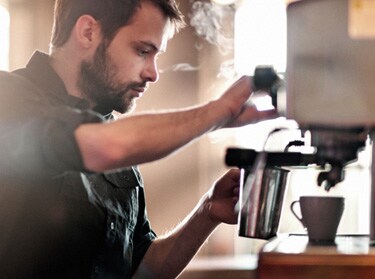 Barista preparando café