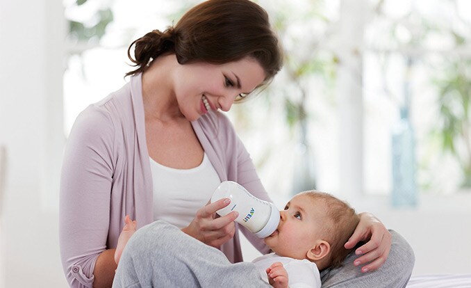 Preparación de una mamadera para el bebé