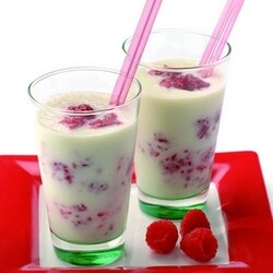 Apple smoothie with buttermilk and raspberry