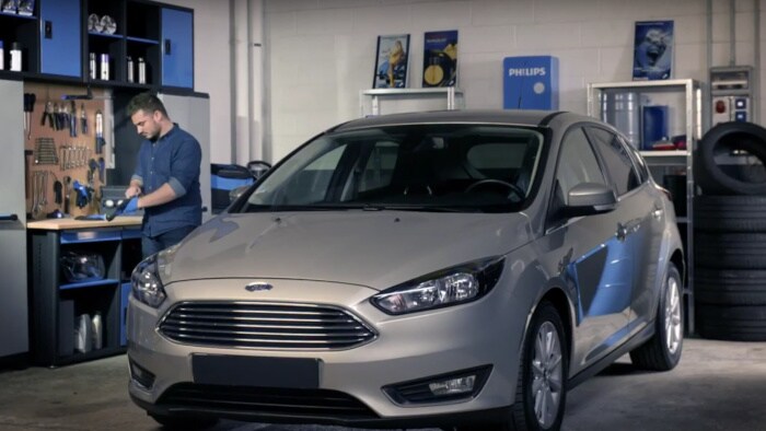 Vea cómo instalar las lámparas automotrices Philips en los faros en un Ford Focus